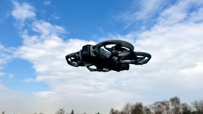 Im Flug zeigt die DJI Avata 360 ihre Stärken: viel Kontrolle, hohe Dynamik und starke 360-Grad-Aufnahmen. (Bild: Nils Matthiesen)